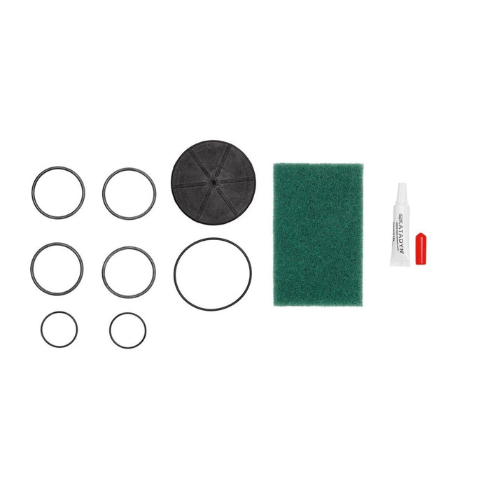 Kit d'entretien du filtre à eau Katadyn Vario avec joints toriques de rechange, tampon de nettoyage, tube de lubrifiant et composants d'étanchéité.