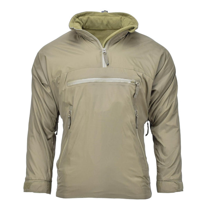 Veste anorak thermique légère de couleur vert olive avec capuche et poche avant zippée pour les sports et activités de plein air.