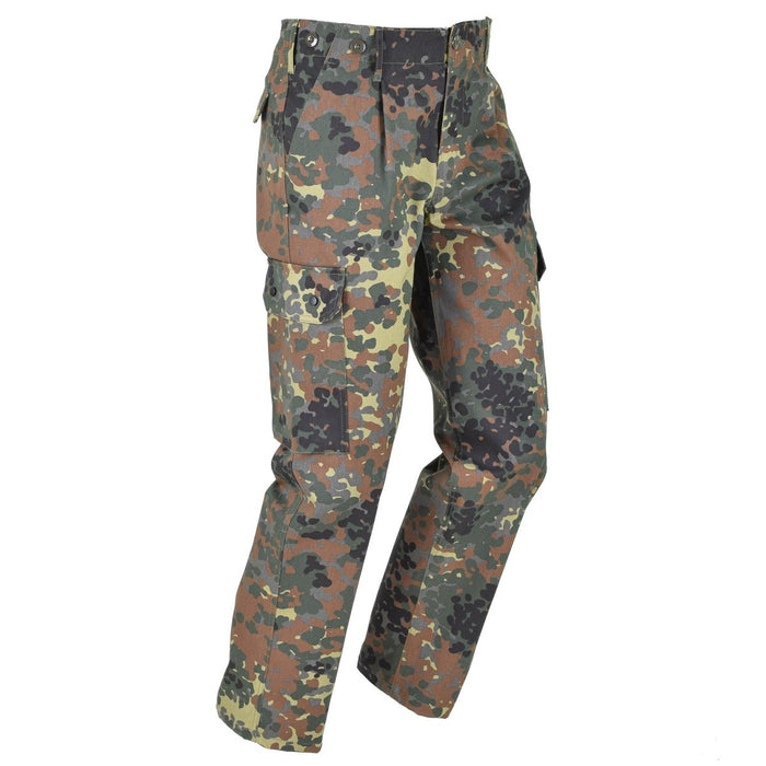 Mil-Tec Flecktarn camouflage cargobroek in Duitse legerstijl met meerdere zakken, duurzame en ademende stof voor gebruik buitenshuis.