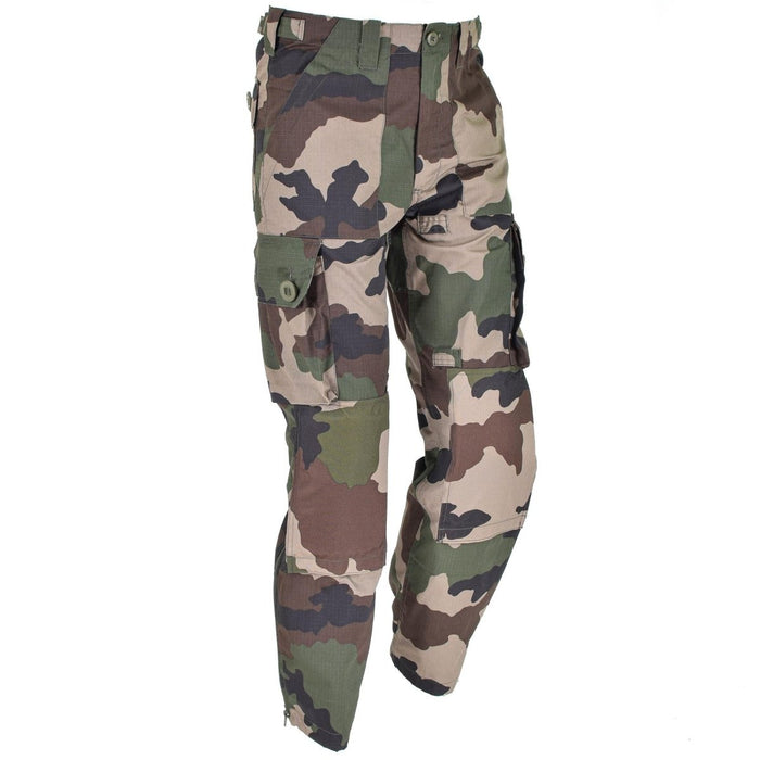 Pantalon camouflage CCE de style militaire Mil-Tec avec tissu ripstop, genoux rembourrés, taille réglable et bas zippé.