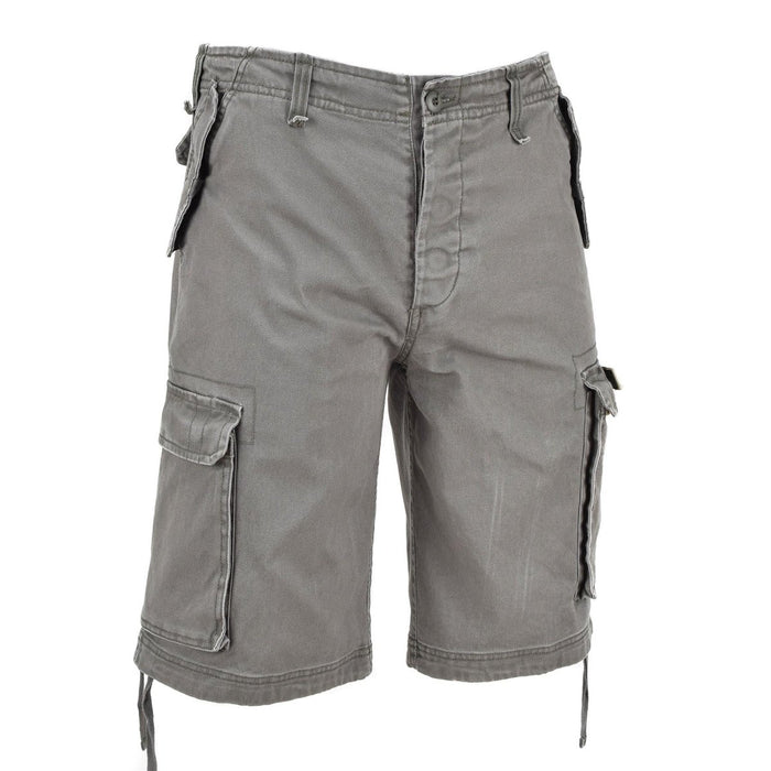Short cargo parachutiste gris de style militaire Mil-Tec avec plusieurs poches et passants de ceinture pour une utilisation en extérieur.