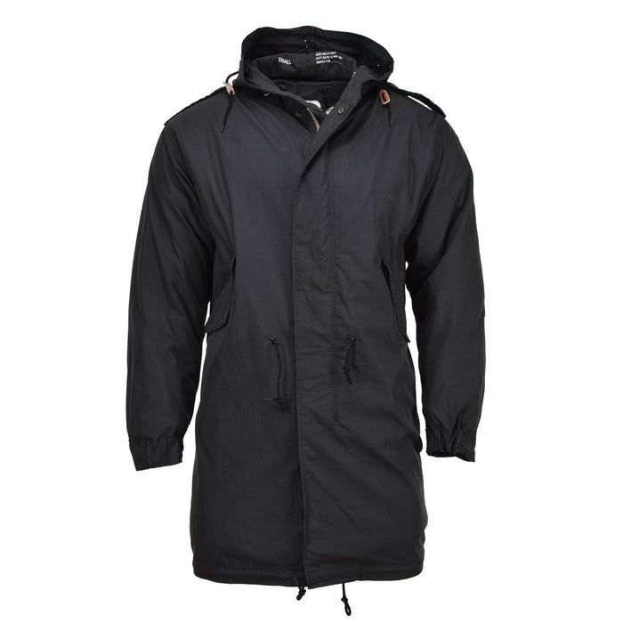 Zwarte MIL-TEC M51 parka in militaire stijl met capuchon, gewatteerde voering, meerdere zakken en taille met trekkoord voor warmte en duurzaamheid.