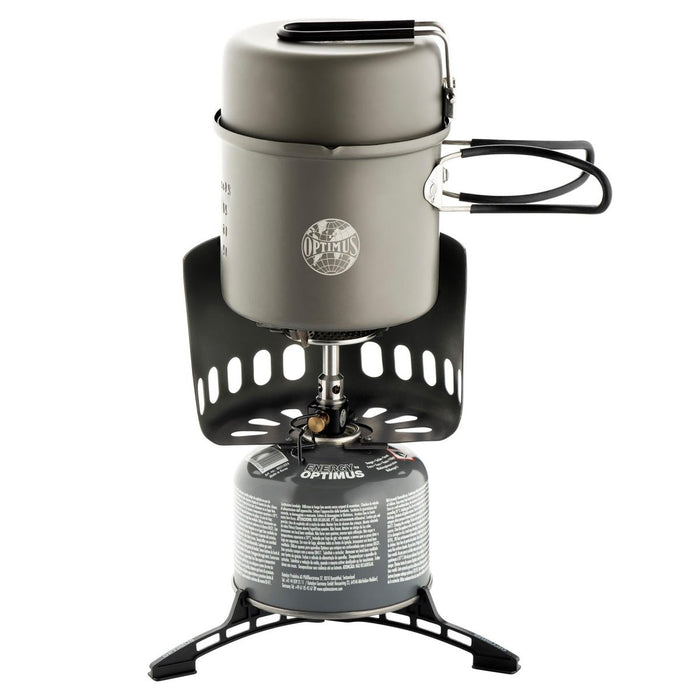 Réchaud de camping compact Optimus Elektra FE avec casserole, poêle, pare-brise et bidon de carburant, idéal pour cuisiner en plein air.