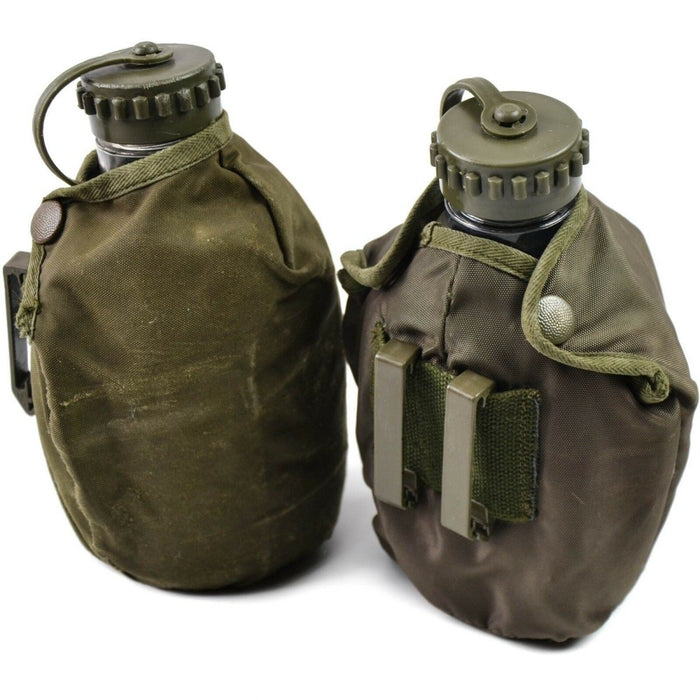 Flasques militaires originales de l'armée autrichienne avec des bouteilles en plastique durable et des pochettes en nylon pour une fixation facile à la ceinture.