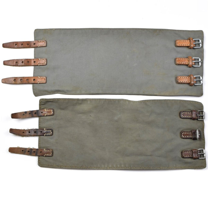 Paar vintage Oostenrijkse leger M58 beenkappen met leren riemen en metalen gespen in olijfgroene militaire stijl