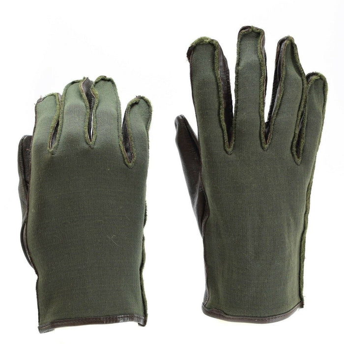 Originele gevechtshandschoenen in WO II-stijl van het Belgische leger in olijfgroen nylon en leer met versterkte stiksels en verstelbare polsbanden.
