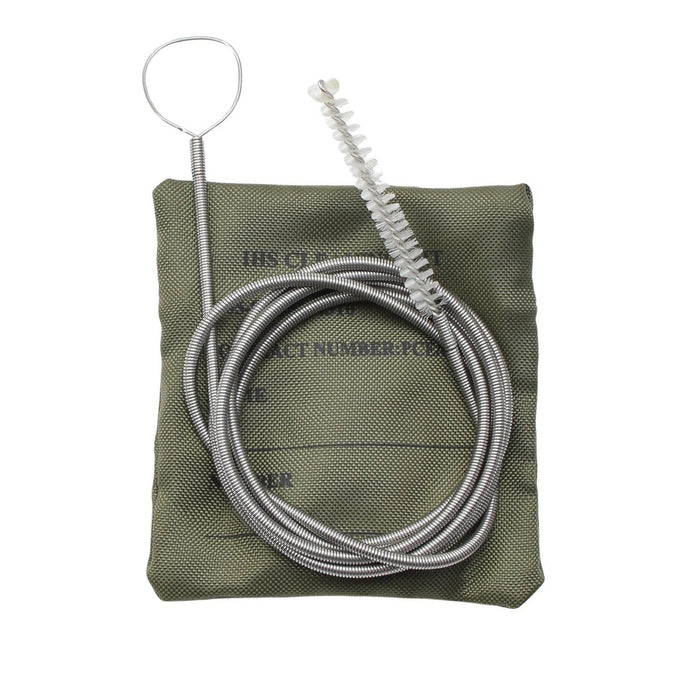 Kit de nettoyage vert avec brosses métalliques enroulées sur fond blanc