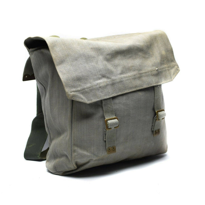 Originele M37 grijze canvas rugzak van het Britse leger met gespsluitingen en ruim militair surplus-ontwerp.