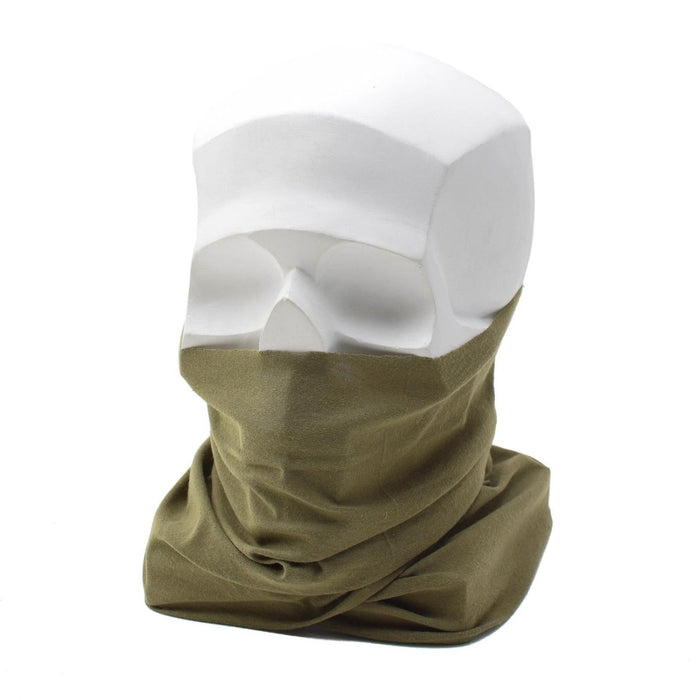 Groene nekmanchet op een wit mannequinhoofd met doorzichtige plastic hoes