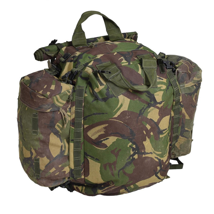 Sac à dos tactique militaire britannique original avec motif camouflage, plusieurs compartiments et bretelles rembourrées pour la randonnée et le camping.