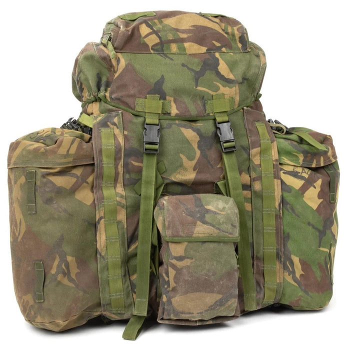 Originele Britse militaire tactische rugzak met boscamo, 90 liter inhoud, zijvakken en duurzaam Cordura nylon ontwerp.