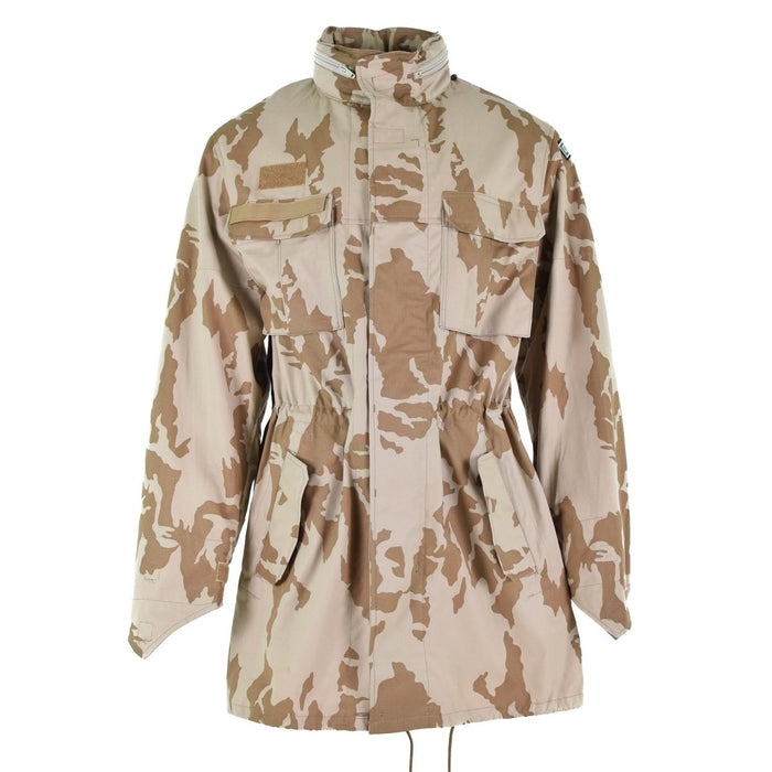 Origineel Tsjechisch legerparka winddicht jack in woestijncamo met tactisch ontwerp en militaire surpluskwaliteit.
