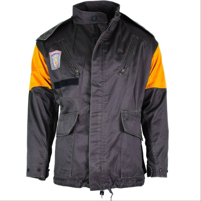 Veste de protection civile danoise originale M84 en gris avec des épaulettes orange et plusieurs poches zippées et à rabat