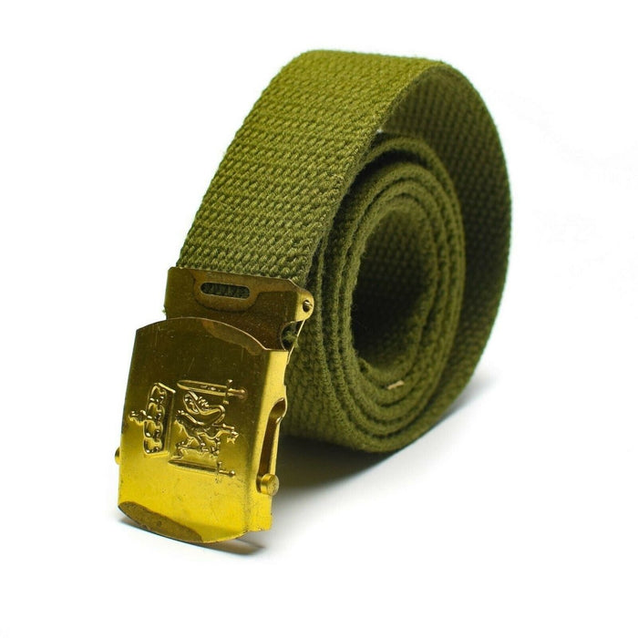 Originele olijfgroene militaire canvas riem van het Deense leger met goudkleurige gesp met Koninklijk Deens insigne, opgerold.
