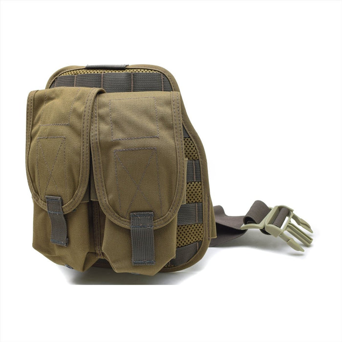 Plate-forme originale de l'armée néerlandaise avec deux pochettes pour magazines en nylon coyote et une sangle réglable pour une utilisation tactique.