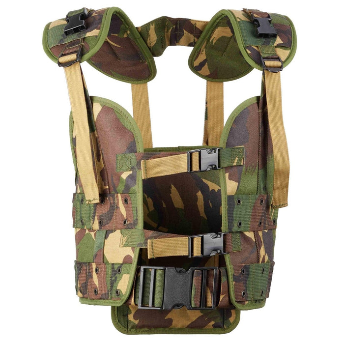 Nederlands militair tactisch vest in boscamouflage met verstelbare bandjes en Alice-type bevestigingssysteem voor uitrusting.