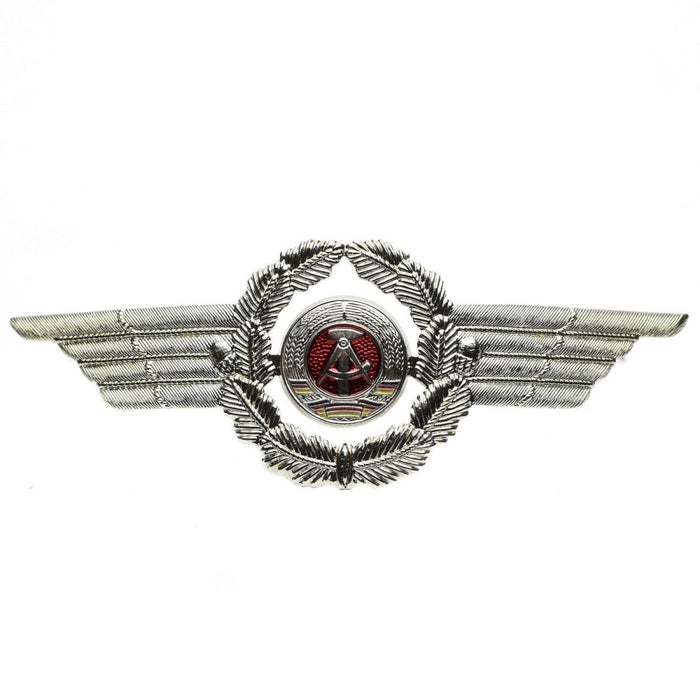 Originele Oost-Duitse NVA DDR leger militaire pet hoed kokarde pin badge met gevleugelde zilveren krans en rood embleem midden