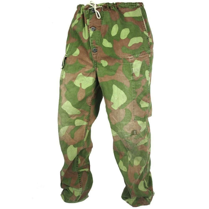 Originele Finse M62 omkeerbare legercamouflagebroek in groene en bruine camouflage met duurzaam materiaal en meerdere zakken.