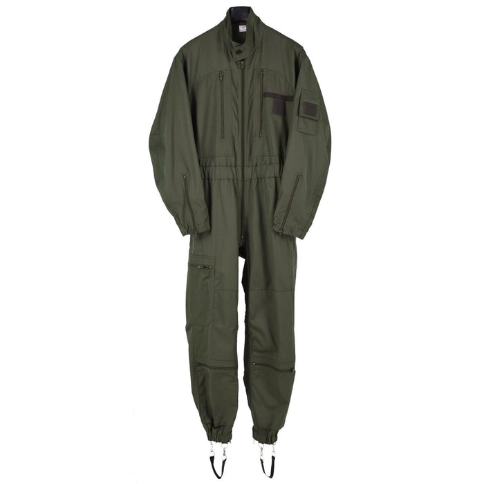 Combinaison de vol F2 originale des Forces de l'Air françaises en tissu vert olive résistant avec plusieurs poches zippées et taille réglable.