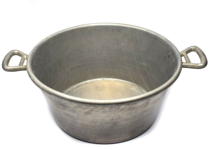 Grote vintage aluminium kookpot uit het Franse leger met dubbele handgrepen, ideaal voor koken in de open lucht en in militaire stijl.