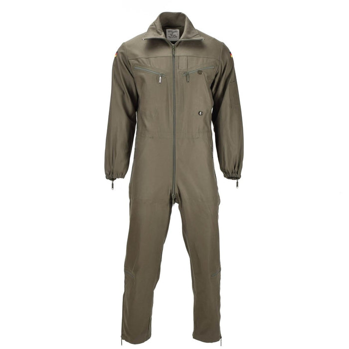 Olijfgroene Duitse legeroverall met ritssluiting aan de voorkant en zakken, verstelbare taille en Duitse vlagpatches op de mouwen.