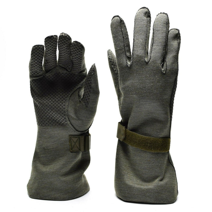 Originele Duitse leger Nomex pilotenhandschoenen in grijs met vlambestendig materiaal en versterkte grijpervingertoppen.