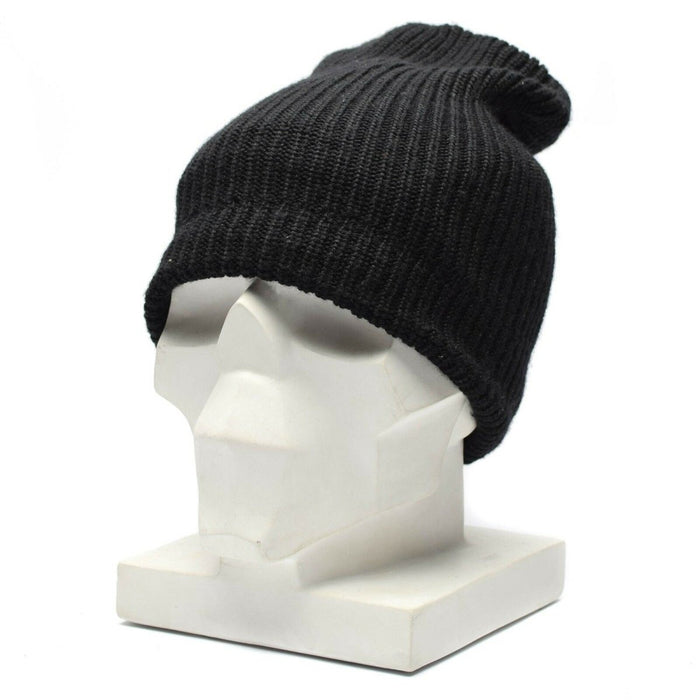 Bonnet tricoté d'hiver noir vintage de l'armée allemande avec doublure coupe-vent affiché sur une tête de mannequin blanche.