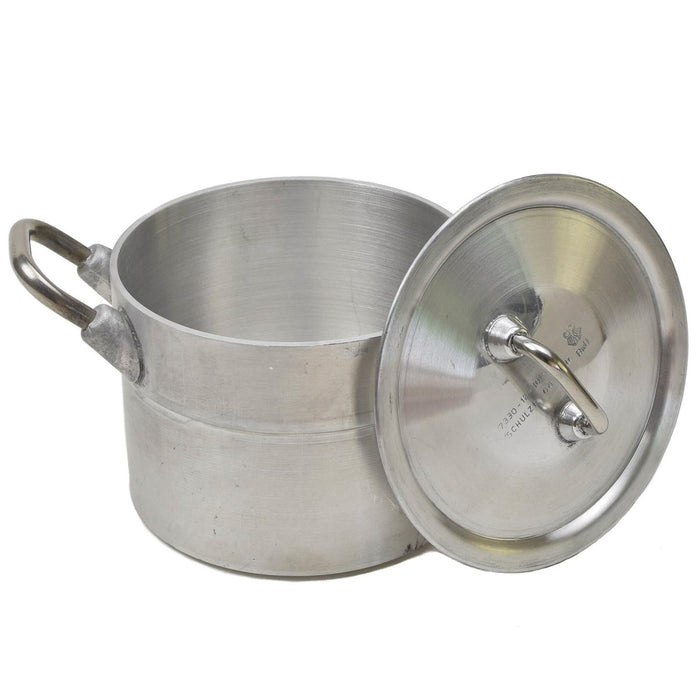 Originele Duitse militaire aluminium kampeerpot van 2 liter met deksel, duurzaam en lichtgewicht voor wandelen en buitengebruik.