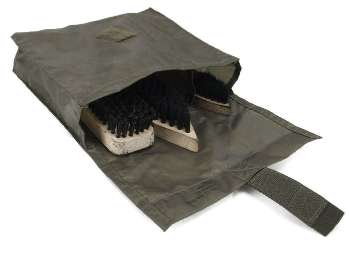 Groene schoonmaakborstelset met een zakje op een witte achtergrond