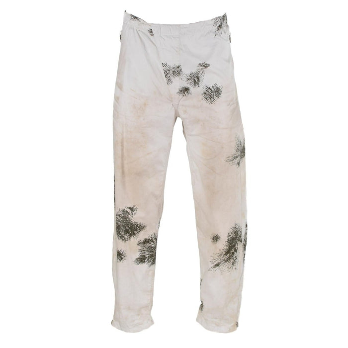 Originele Duitse militaire sneeuwcamouflagebroek met elastische taille en bretels, ontworpen voor winterse en besneeuwde omstandigheden.