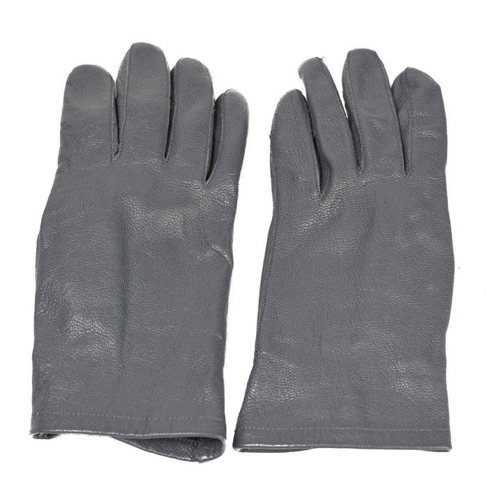 Paar originele grijze leren handschoenen van het tactische militaire surplus van het Duitse leger, duurzaam en vintage stijl.