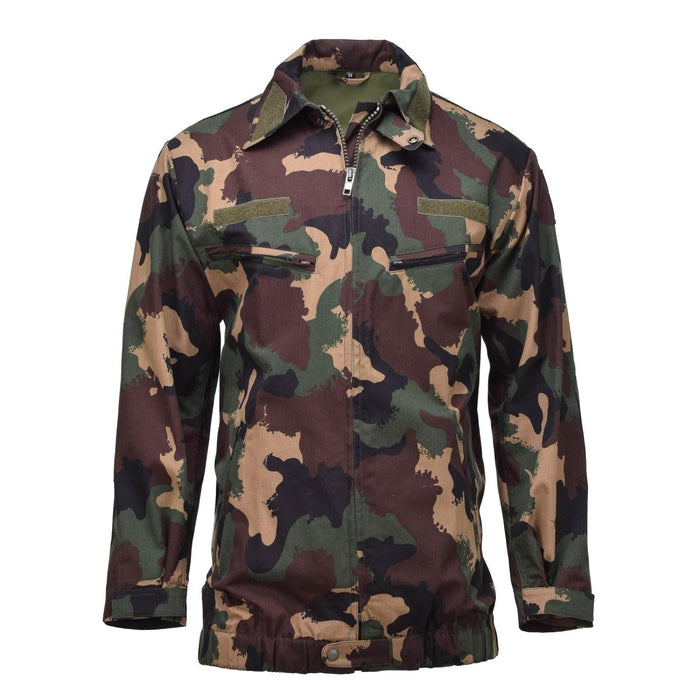 Veste militaire hongroise M1990 en camouflage boisé quadricolore avec fermeture éclair sur le devant et multiples poches de rangement.