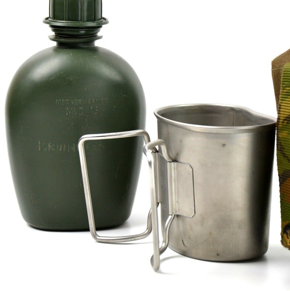 Gourde originale de l'armée néerlandaise avec tasse et housse camouflage