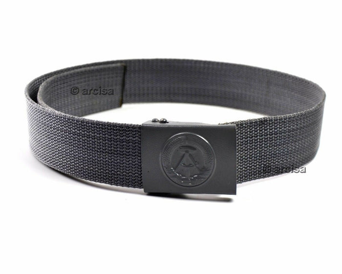 Originele Oost-Duitse militaire grijze canvas riem met reliëfgesp, duurzame en authentieke vintage legeruitrusting.