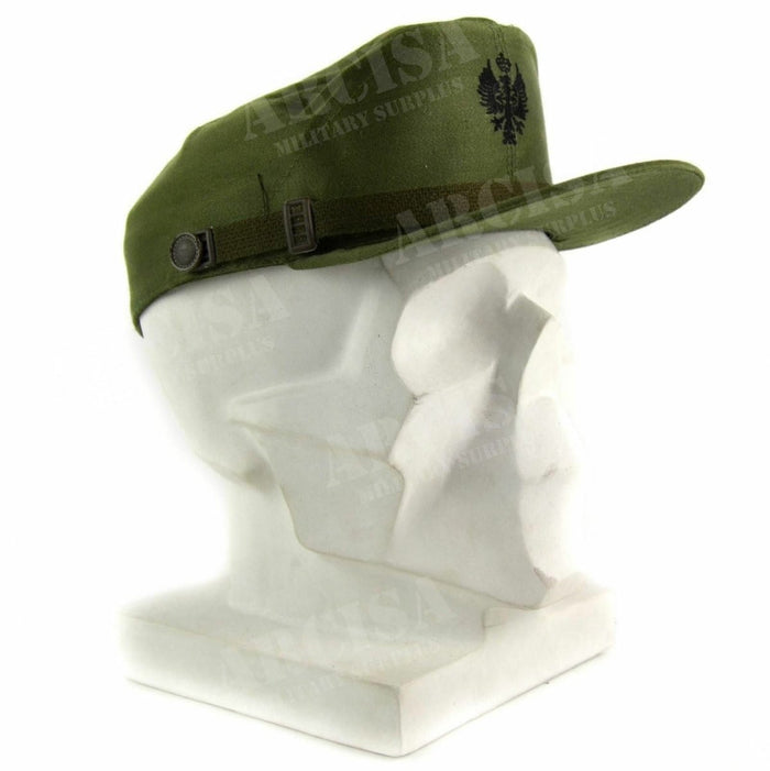 Olijfgroene Spaanse militaire vizierpet met embleem en kinband weergegeven op het zijaanzicht van het hoofd van de witte mannequin