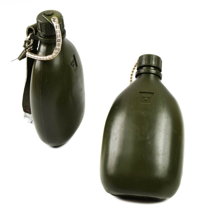 Olijfgroene militaire waterfles van het Zweedse leger met schroefdop en riembevestiging voor buitengebruik.