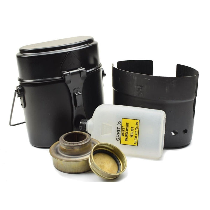Originele Trangia kookset van het Zweedse leger met spiritusbrander, brandstoffles, windscherm en onderdelen van de keukenset.