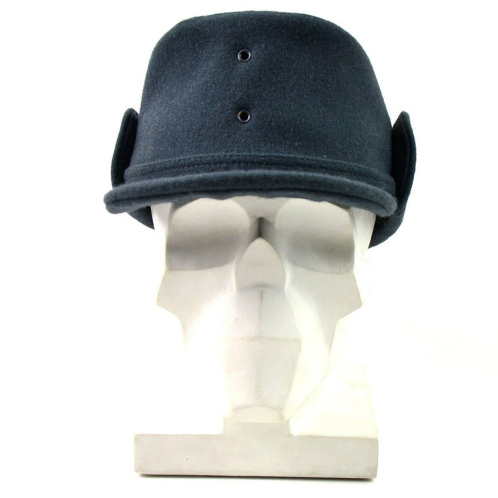 Originele Zweedse legerwollen winterhoed in blauw met oorflappen, warm en duurzaam voor gebruik bij koud weer.