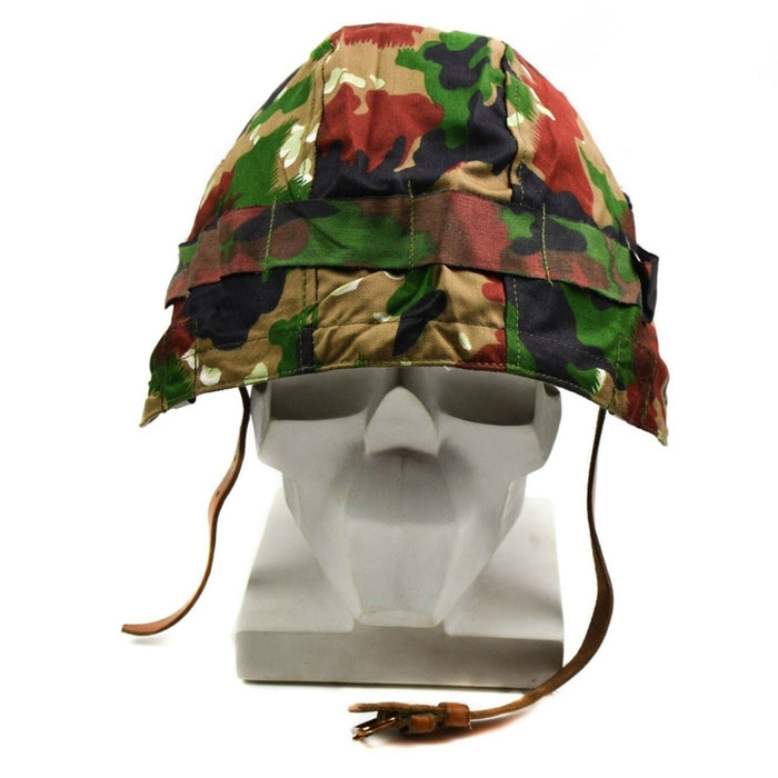 Originele M71 militaire helmhoes van het Zwitserse leger met authentieke Alpenflage-camouflage in groene, bruine en grijze tinten.