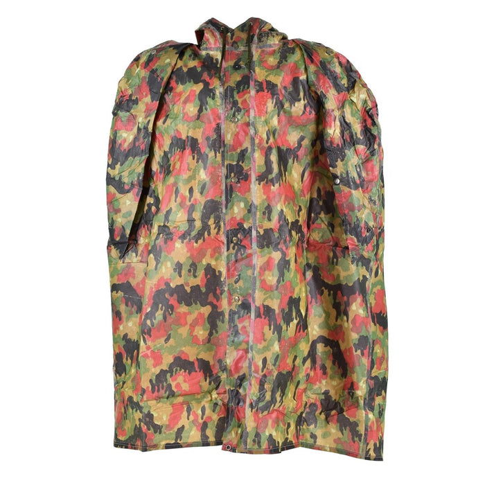 Originele Zwitserse legertroepen camo tactische plastic poncho met Zwitsers Alpenflage-patroon voor bescherming en camouflage buitenshuis.