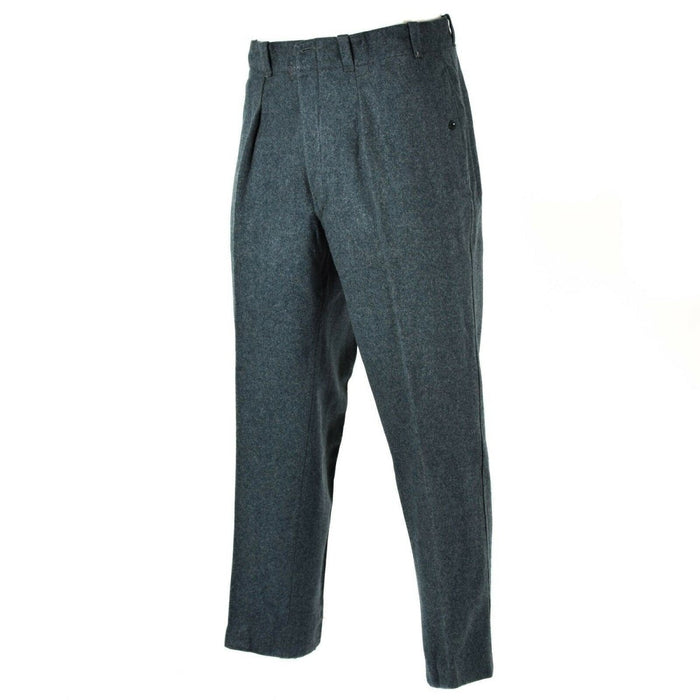 Grijze broek op een witte achtergrond