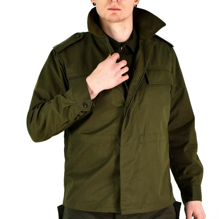 Homme portant une veste militaire tchèque M85 vintage originale vert olive avec poignets et épaulettes boutonnés