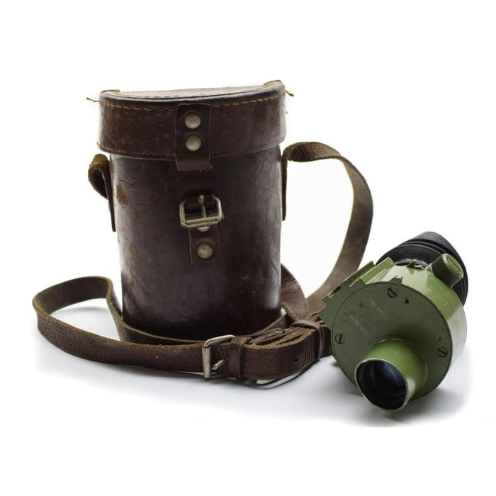 Origineel Joegoslavisch leger ON-M59 monoculair vizier met groene metalen behuizing en versleten bruinleren draagtas.