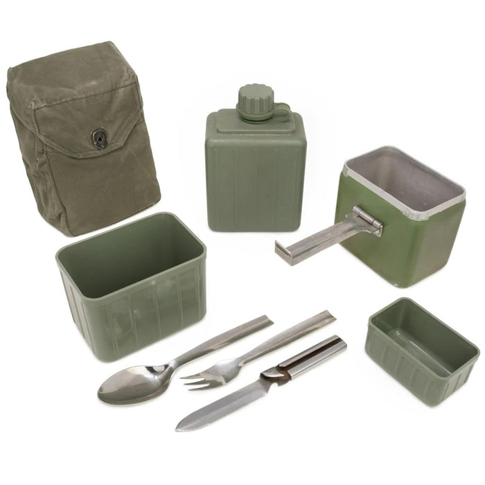 Originele Joegoslavische militaire puinhoop met veldfles, pot, bestek en draagtas voor gebruik buitenshuis en voor overleving.