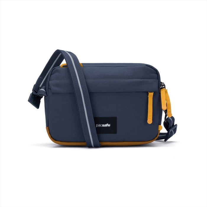 Marineblauwe Pacsafe GO Anti-Diefstal Crossbody Tas 2,5L met gele accenten en verstelbare schouderband, waterafstotend ontwerp