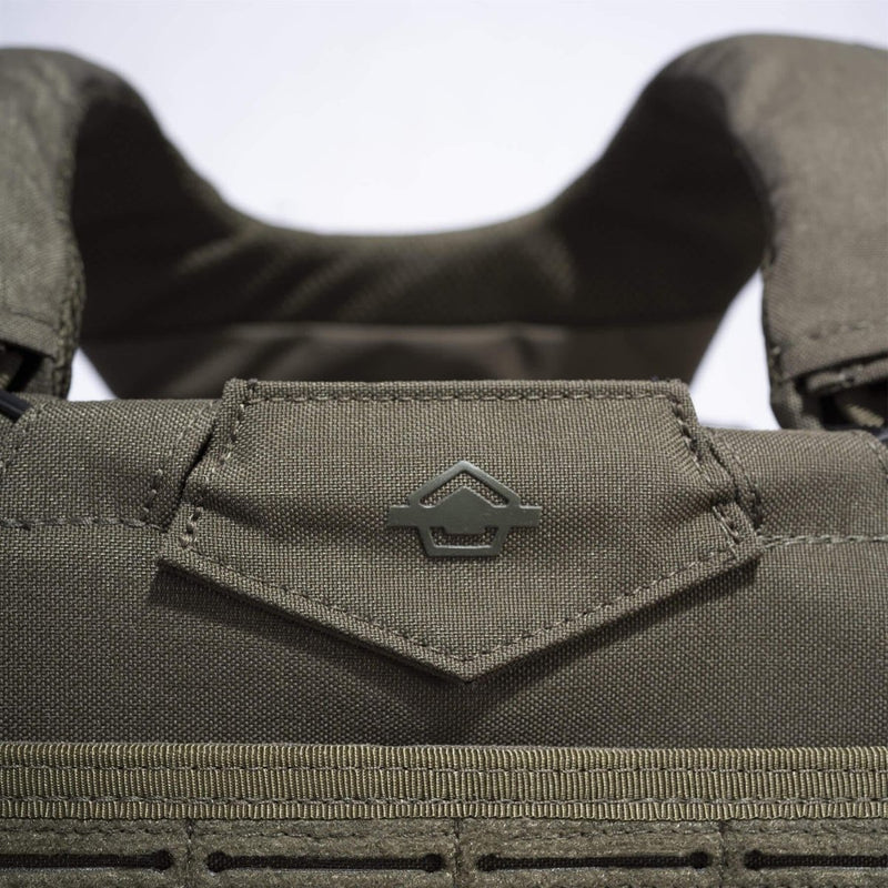 Close-up of PENTAGON Milon Plate Carrier Mk2 tactical vest in olive green Cordura 500D fabric with logo detail.