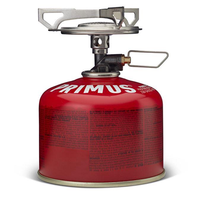 Compacte Primus Essential Trail Stove met butaangasfles voor betrouwbaar koken op de camping en nauwkeurige vlamcontrole.