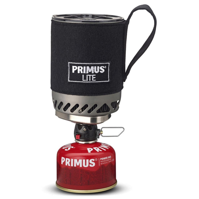 Compact Primus Lite backpacking kooksysteem met geïsoleerde pan en rode brandstofjerrycan voor efficiënt buiten koken.