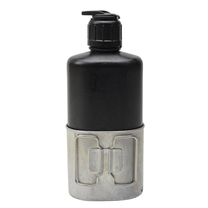 Militaire veldfles van het Zwitserse leger met zwarte polymeerfles en bevestigde aluminium drinkbeker voor gebruik buitenshuis.
