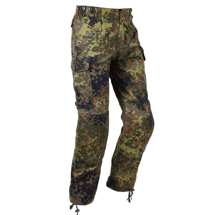 TACGEAR flecktarn camouflage cargo gevechtsbroek in Duitse legerstijl met ripstop-stof en meerdere zakken voor tactisch gebruik.